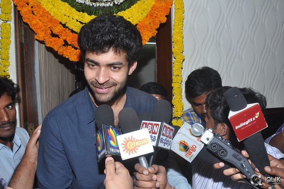 Mukunda-Movie-Hungama-at-Sandhya-Theatre